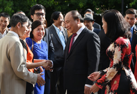 Cán bộ, nhân viên Đại sứ quán và đông đảo bà con cộng đồng người Việt Nam tại Hà Lan chào đón Thủ tướng Nguyễn Xuân Phúc.